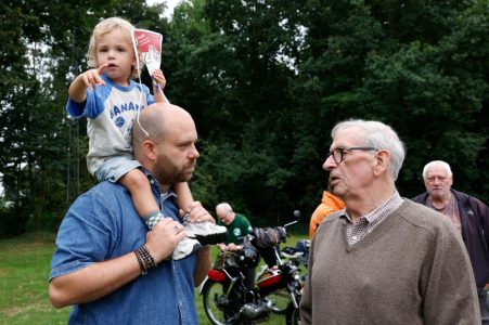 17-08-2025 MAARTENSDIJK, PUCH EN TOMOSCLUB "PUCH66" 25 JAAR. ZOMERRIT.
LINKS ZOON EN KLEINZOON VAN DE OVERLEDEN OPRICHTER VAN DE CLUB.